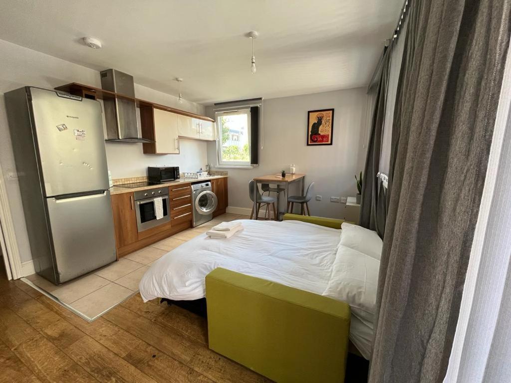 London Modern Flat Near Transports Apartment Екстериор снимка