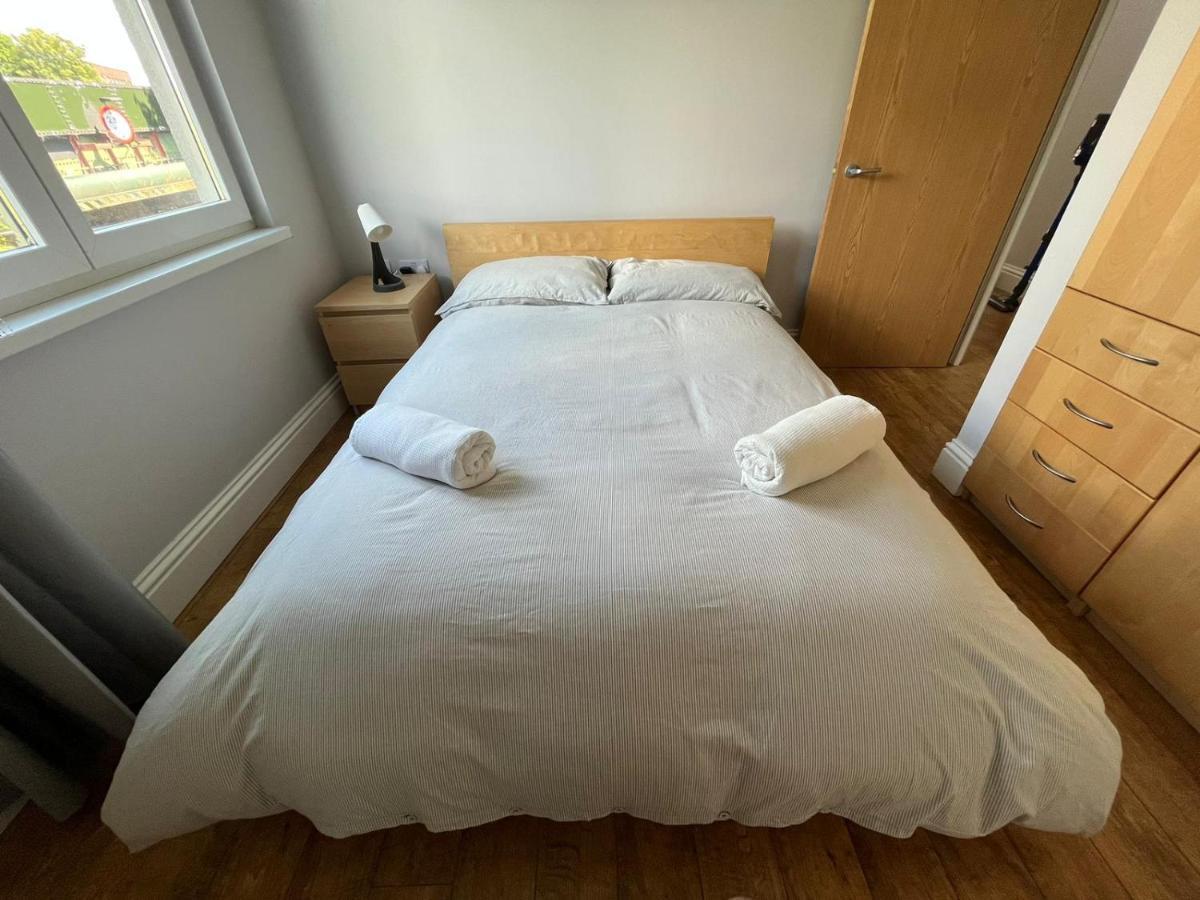 London Modern Flat Near Transports Apartment Екстериор снимка
