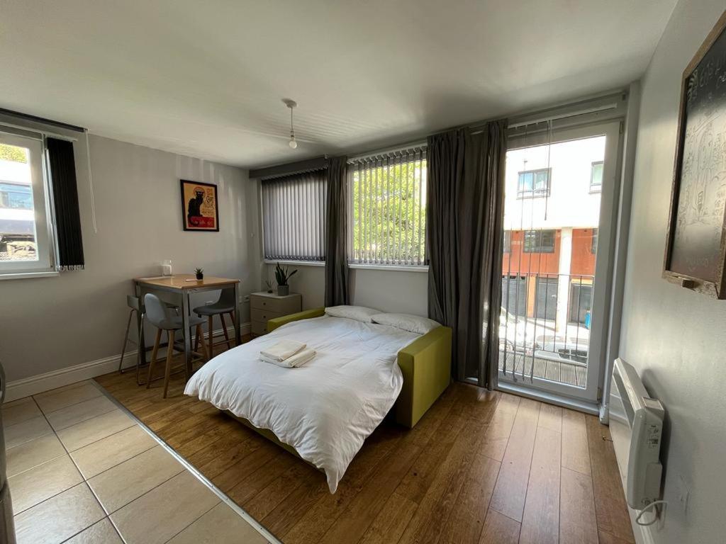 London Modern Flat Near Transports Apartment Екстериор снимка