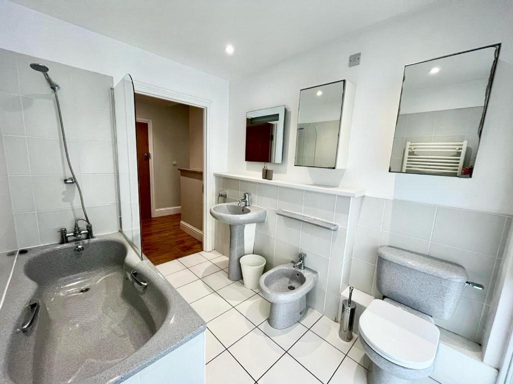 London Modern Flat Near Transports Apartment Екстериор снимка