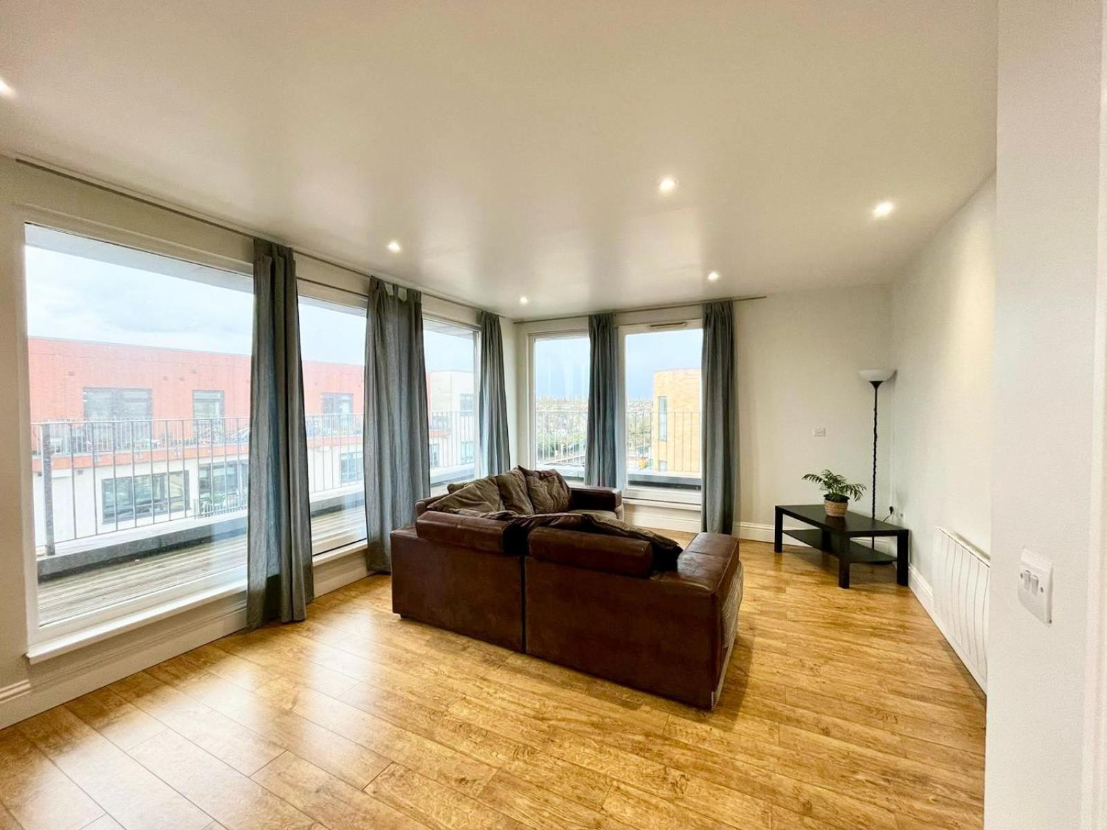 London Modern Flat Near Transports Apartment Екстериор снимка